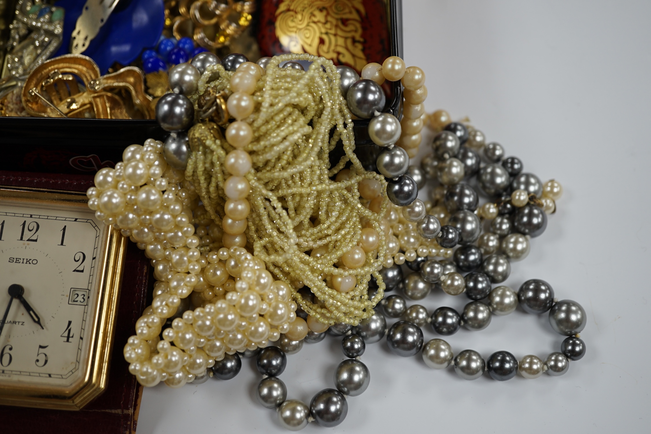 A large quantity of assorted costume jewellery.